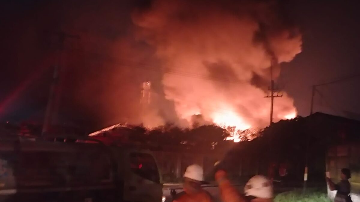Lima orang terbakar saat api melahap gudang tiner Surabaya