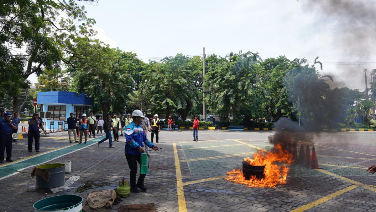 Ini cara pegawai Pelindo Sub Regional 3 Jawa atasi kebakaran di area kerja