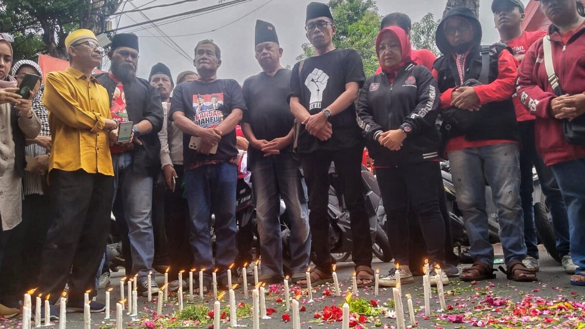 Ratusan relawan Ganjar-Mahfud Surabaya desak Panglima TNI proses penganiayaan di Boyolali
