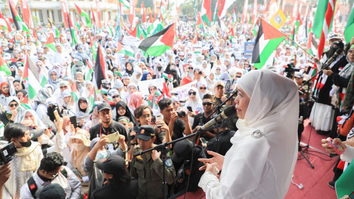 Berbaur Bersama Puluhan Ribu Masyarakat Jatim Aksi Bela Palestina, Gubernur Khofifah Ajak Beri Dukungan Lewat Doa dan Donasi