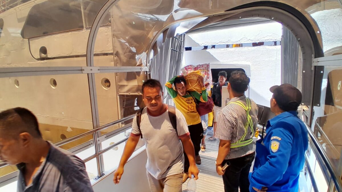 Demi keamanan, Pelabuhan Tanjung Perak Surabaya dipasang tangga mobile gangway