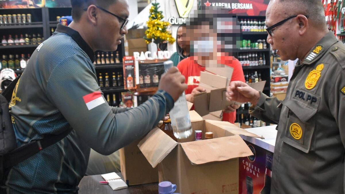 Sembilan toko miras dirazia Satpol PP Surabaya dalam sebulan, pengelola hanya dikenai Tipiring