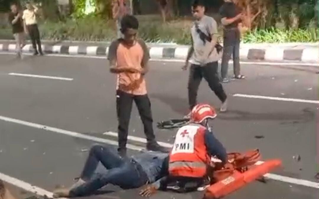 Tabrak lari, oknum Jaksa Tanjung Perak bikin penjual kacang gegar otak parah dan pengemudi Ertiga patah kaki kanan