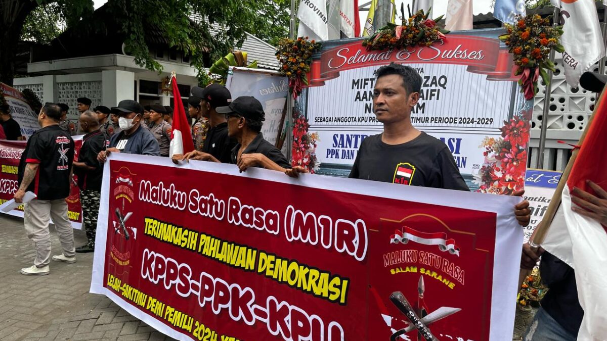 Gelar aksi damai depan KPU Jatim, M1R desak politisi hentikan narasi fitnah pemilu curang
