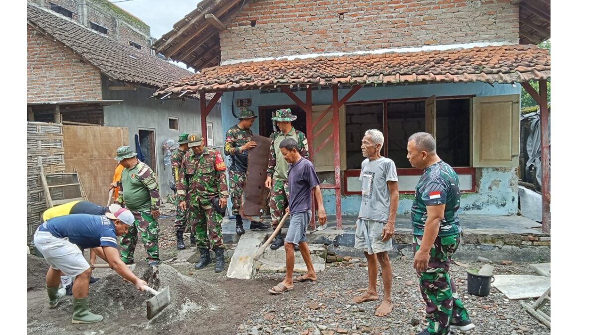 TNI bersama rakyat, Koramil 0816/07 Krembung bedah rumah warga Desa Lemujut Sidoarjo