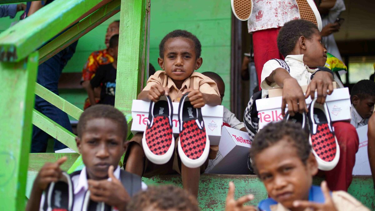 Lebih dari 39ribu pelanggan Telkomsel tukar poin demi donasi sepatu untuk pelajar Papua