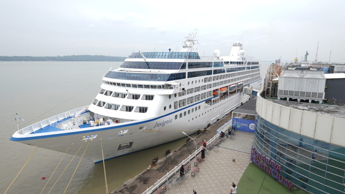Usung 1.000 penumpang, kapal MV. Insignia sandar perdana di Pelabuhan Tanjung Perak