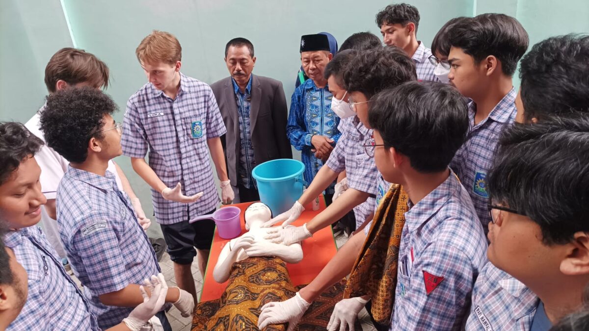 Momen Ramadan, dua siswa mancanegara ikuti materi pemandian jenazah di SMAMDA Surabaya