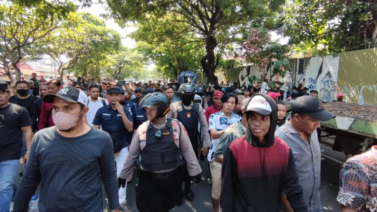 Eksekusi tanah dan bangunan Jl Kenjeran Surabaya dihadang ratusan massa, akses ditutup dua truk tronton