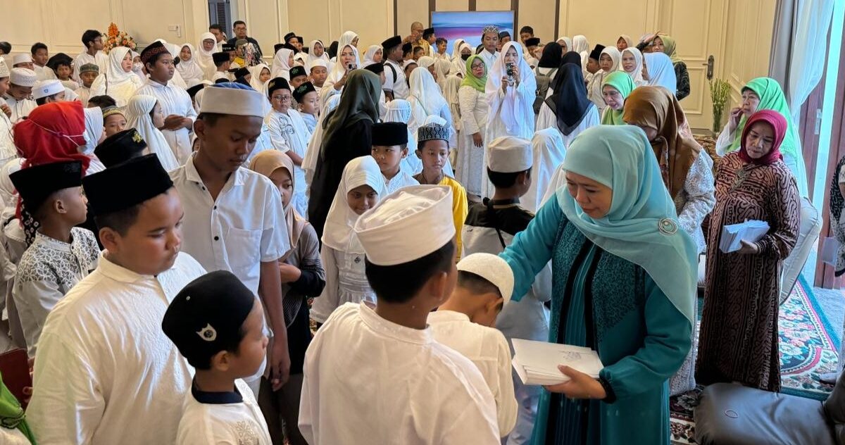 Mengisi Ramadan, Khofifah datangkan ratusan anak yatim dan dhuafa, diajak ngaji hingga diberi santunan
