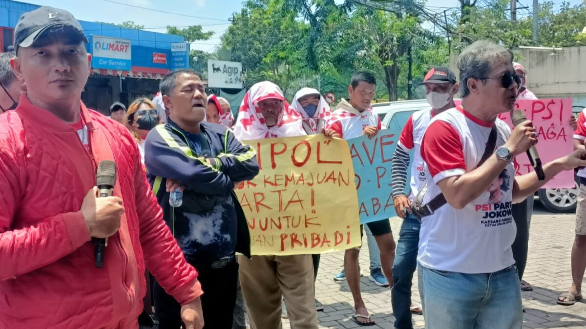 Dugaan korupsi dana Banpol, puluhan kader demo tuntut Ketua PSI Surabaya mundur