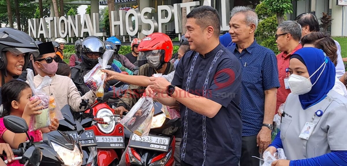 Sembari bagi takjil, National Hospital edukasi pencegahan DBD untuk warga Surabaya