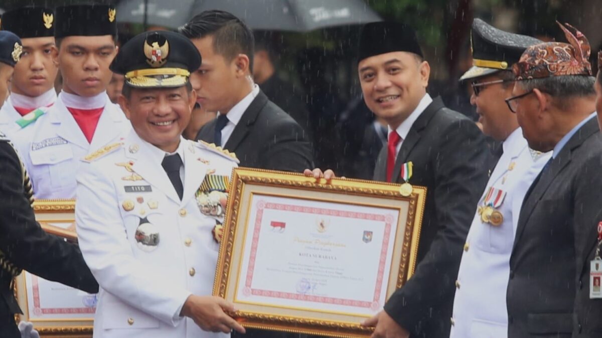 Torehkan sejarah, Eri Cahyadi jadi Wali Kota Surabaya pertama yang terima Satyalancana Karya Bhakti Praja Nugraha dari Presiden RI